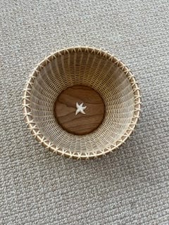 7" Tray w/ ivory dancing starfish. (83)